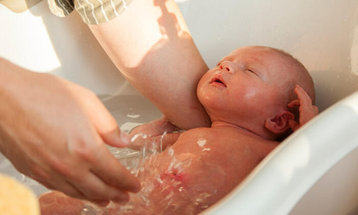 Bebek Banyosu ve Masajı